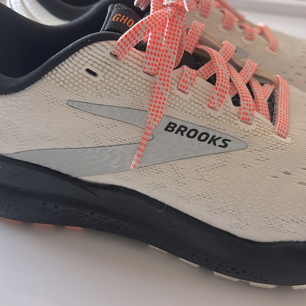 Brooks Ghost Women's Running Shoes in Light Gray with Pink Accents - Picture 2 of 7